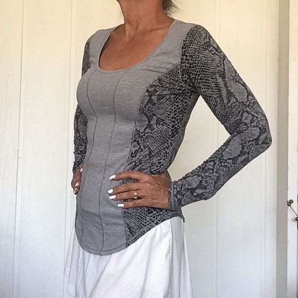 LULULEMON BETWEEN THE LINES LONG SLEEVE TOP SIZE 8 - Picture 6 of 13